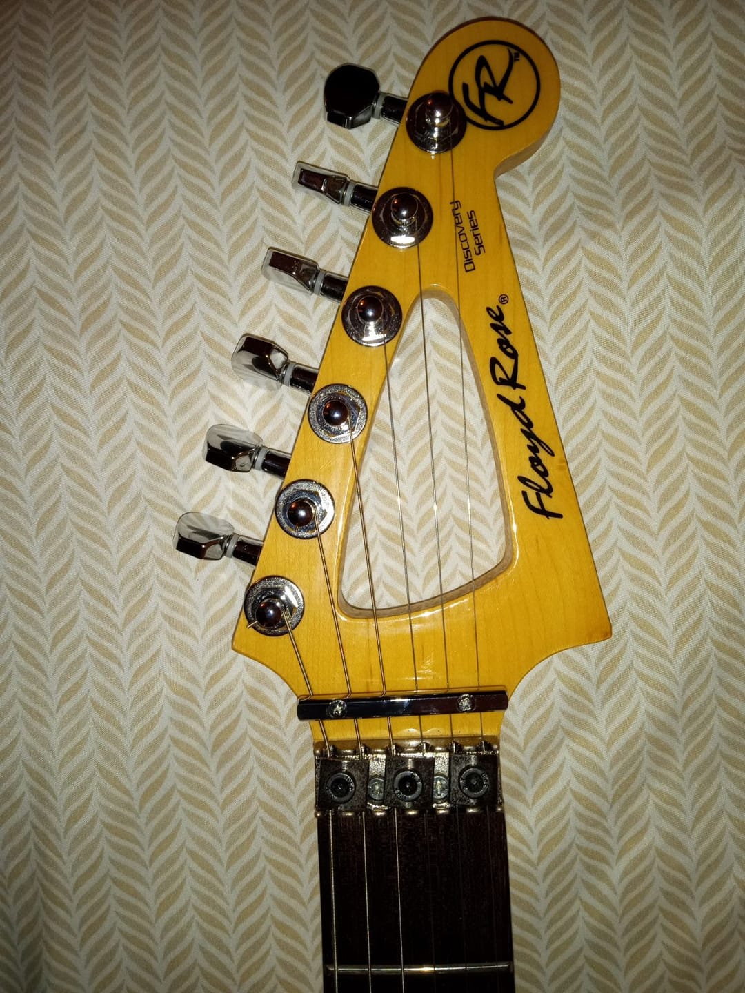 Customer photo review of Vintage Guitar Tuner Upgrade Kit for 6 Inline Headstocks (8.5mm Post Hole)