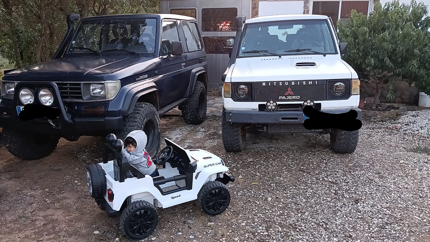 Customer photo review of Carro Elétrico para Criança SPEED WRANGLER 4x4 Branco 12v c/ RODAS DE BORRACHA & ASSENTO EM PELE