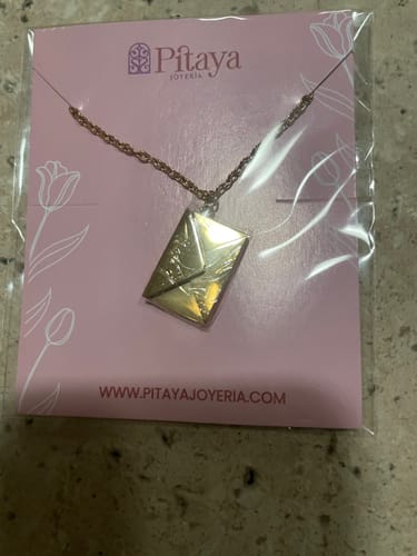 Customer photo review of Collar Mensaje Personalizado