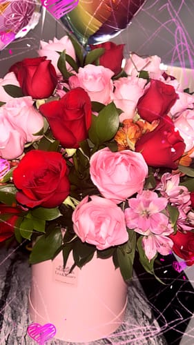 Customer photo review of 50 Pink & Red Rose Box