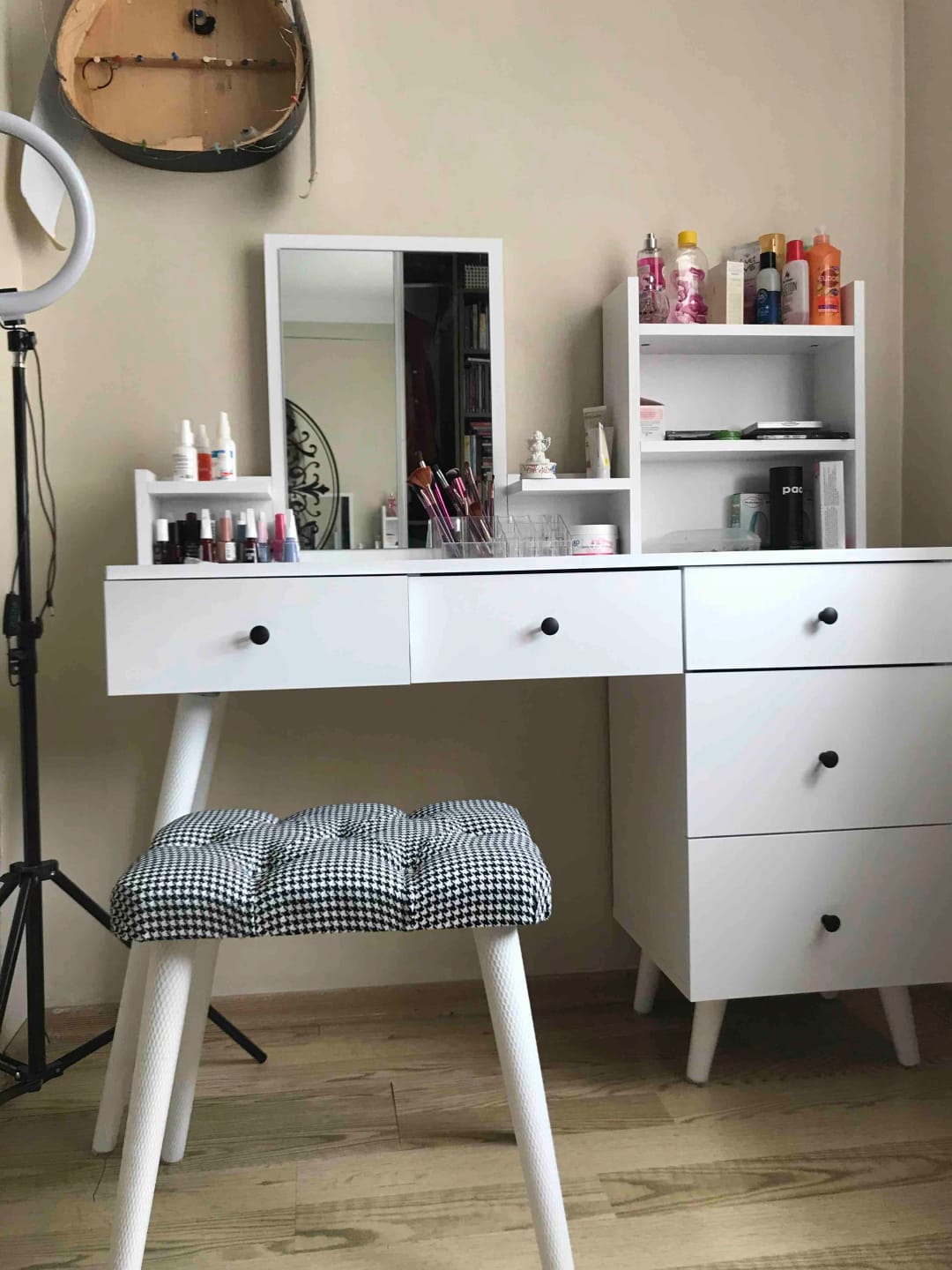 Customer photo review of Rani BJ101 Makyaj Tuvalet Masası 5 Çekmeceli Raflı Aynalı Takı Düzenleyici Puf Takım Beyaz