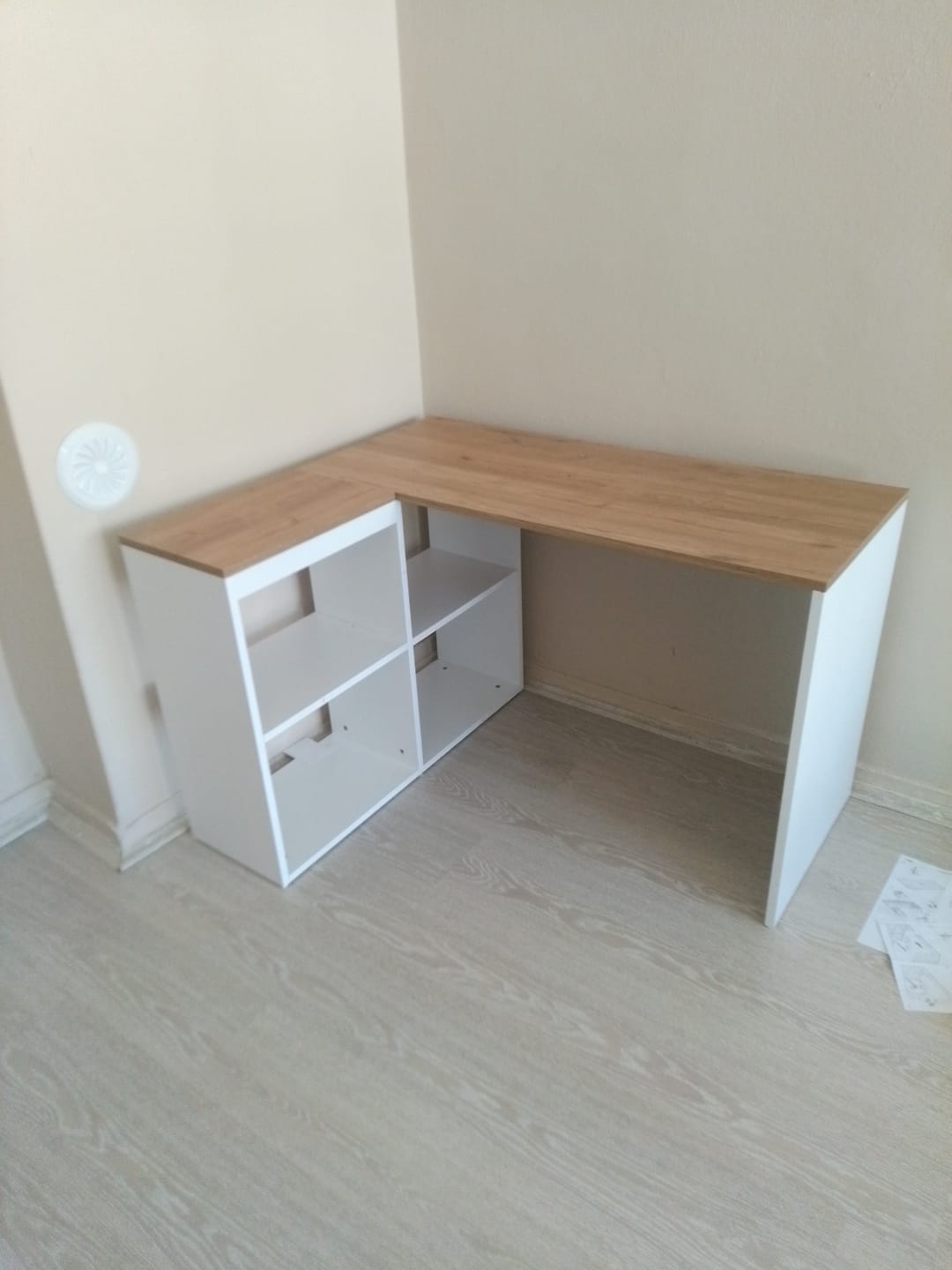 Customer photo review of Rani HA113 Çalışma Ofis Bilgisayar Masası 4 Raflı Köşeli Masa Beyaz - Sepet Ceviz 120 cm