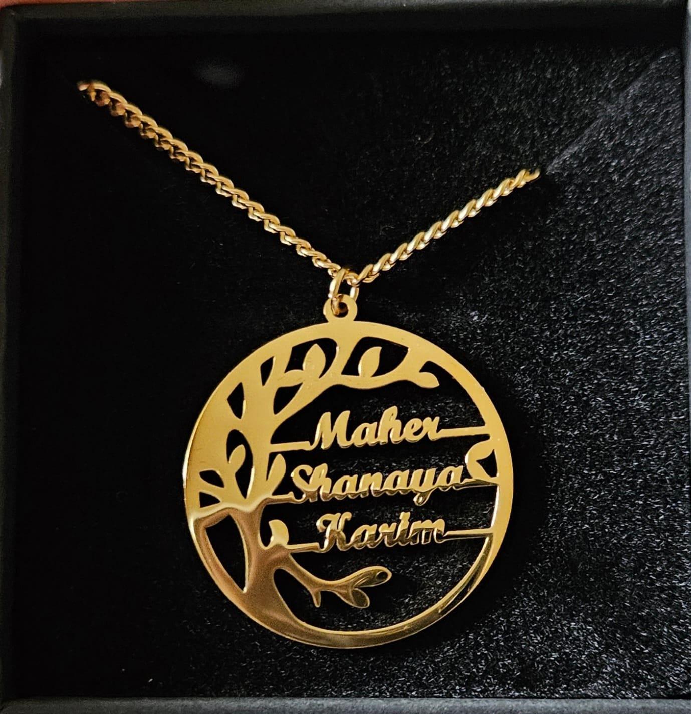 Customer photo review of LOANYA Lebensbaum Kette mit personalisierten Namen