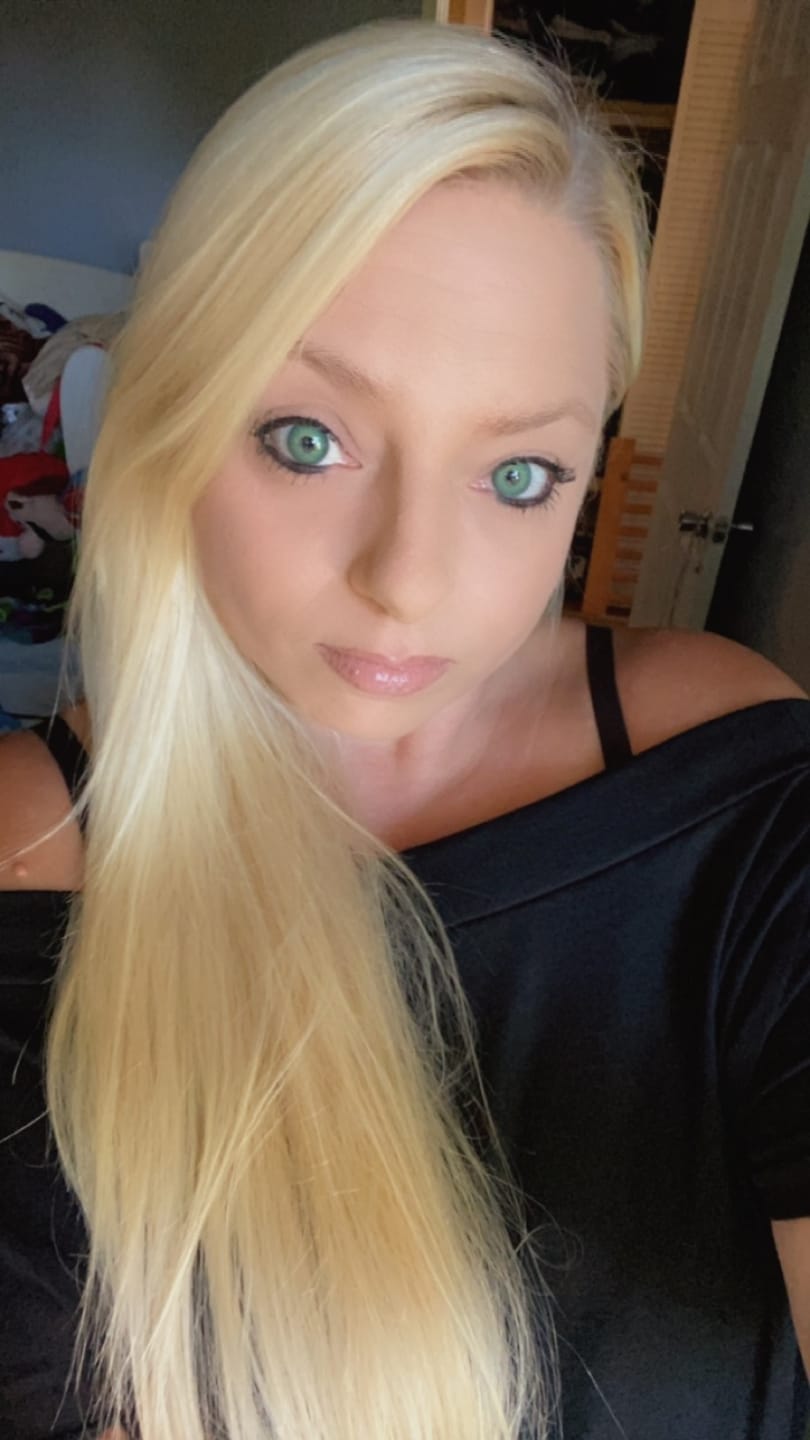 Customer photo review of Himalaya Green Prescription Coloured Contact Lenses