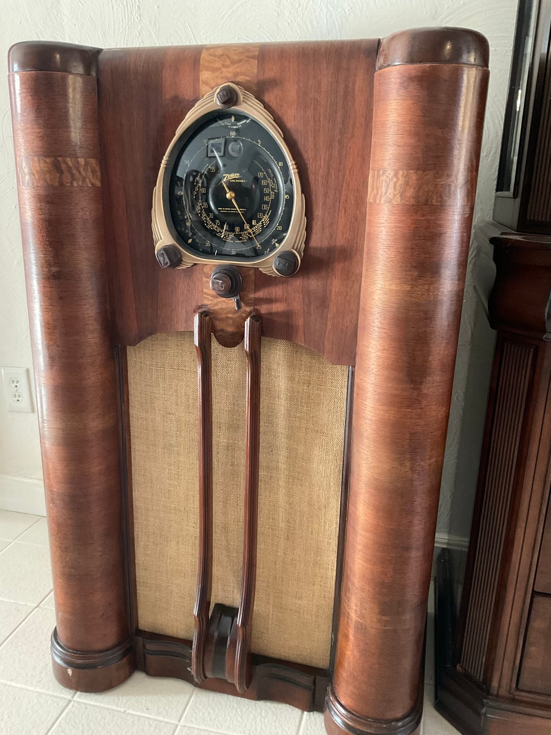Customer photo review of Zenith Large Pinch Solid Wood Reproduction Radio Knob- Antique Radio Repair