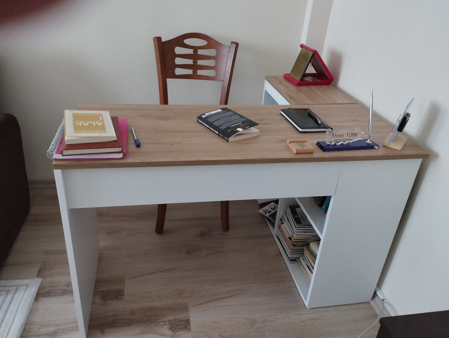 Customer photo review of Rani HA113 Çalışma Ofis Bilgisayar Masası 4 Raflı Köşeli Masa Beyaz - Sepet Ceviz 120 cm