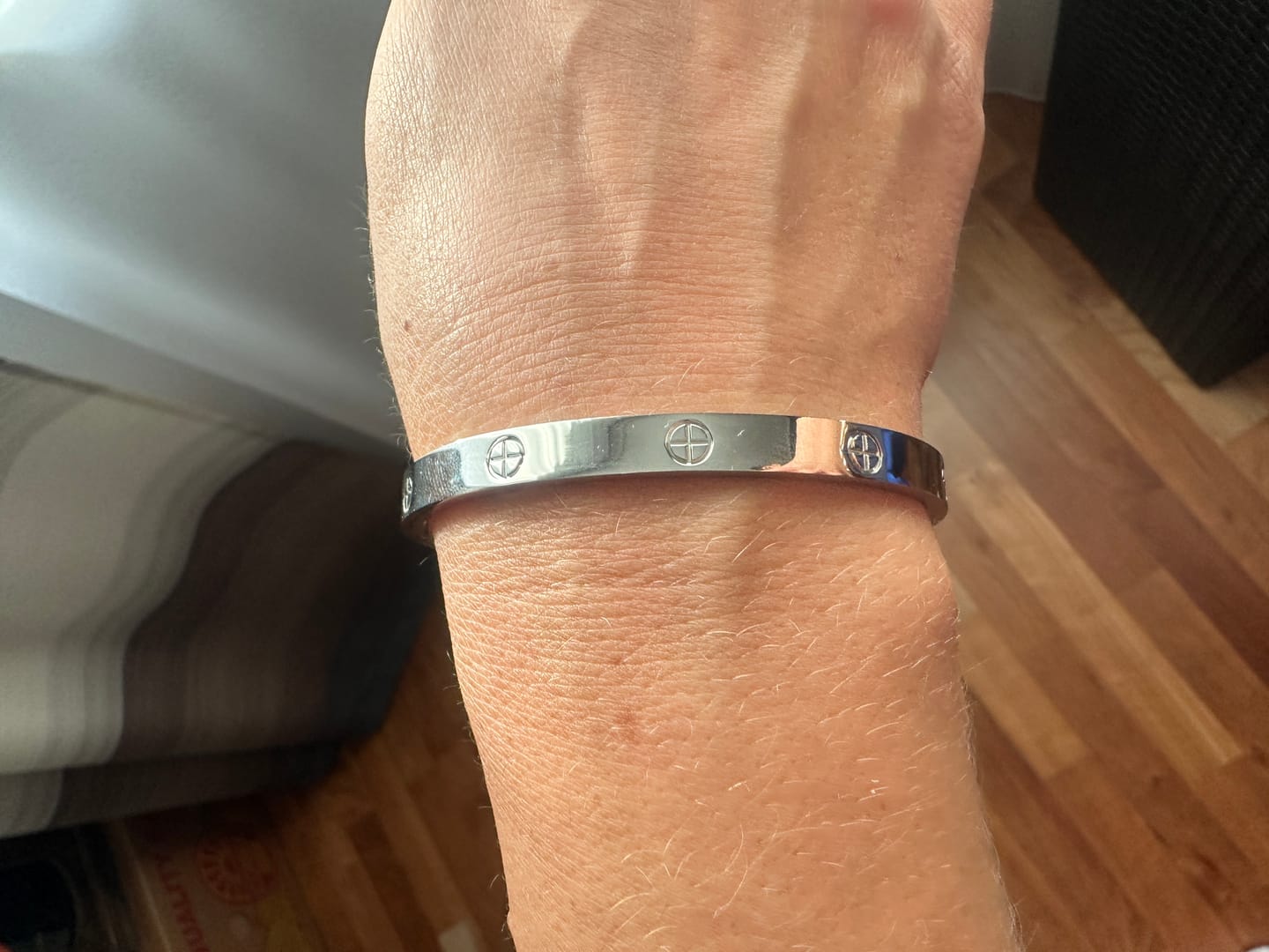 Customer photo review of Crossed Arianna Armreif | 18K vergoldet