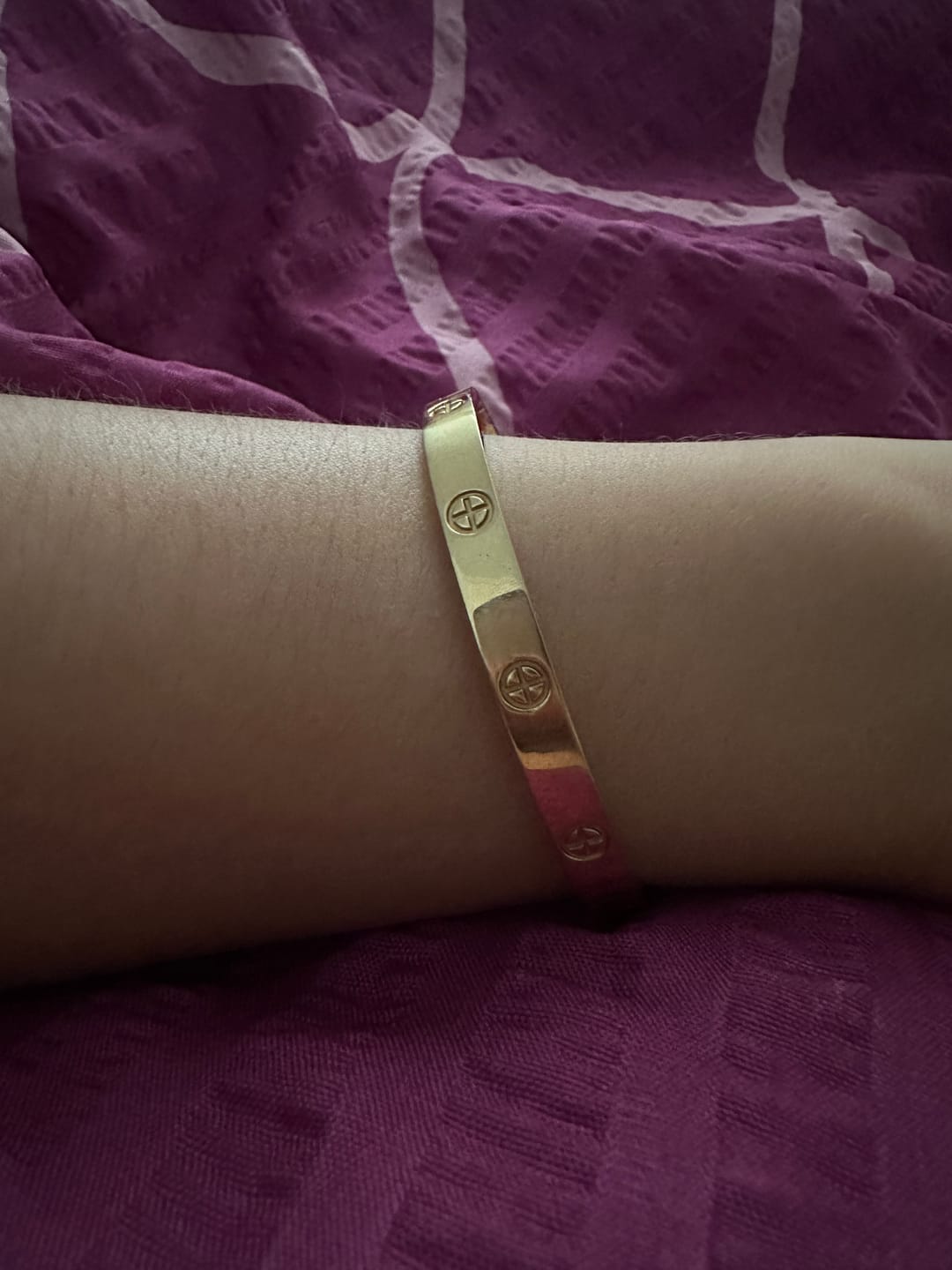 Customer photo review of Crossed Arianna Armreif | 18K vergoldet