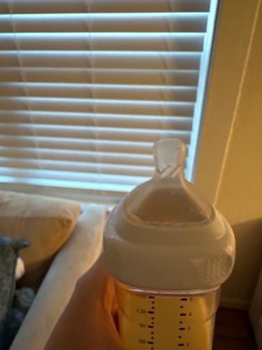 Customer photo review of Hegen PCTO™ 240ml/8oz Feeding Bottle PPSU, 2-Pack with 2 x Medium Flow Nipple (3 to 6 months)