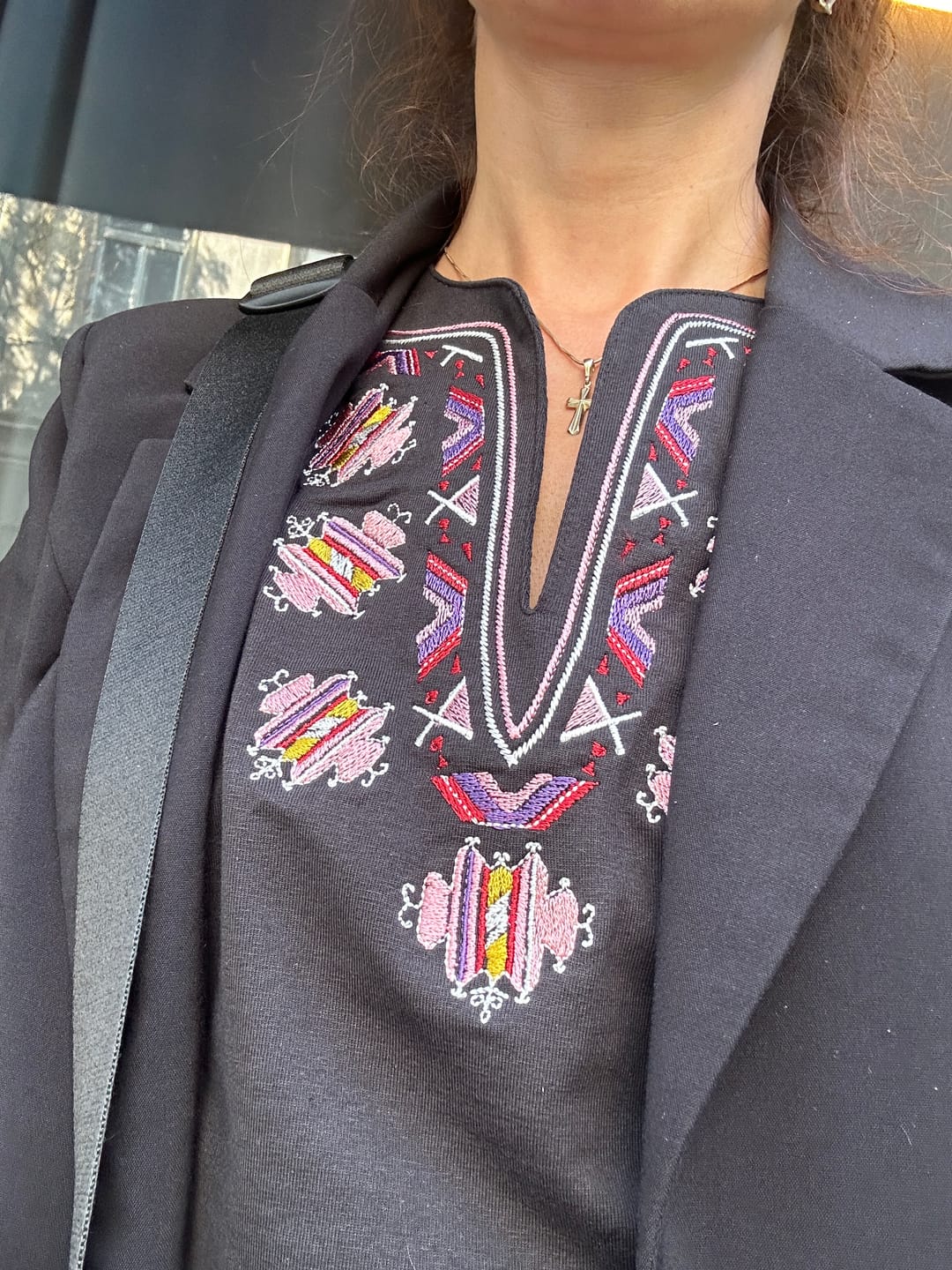 Customer photo review of Дамска тениска с V-деколте бродирана с мотиви от шопско в розово.