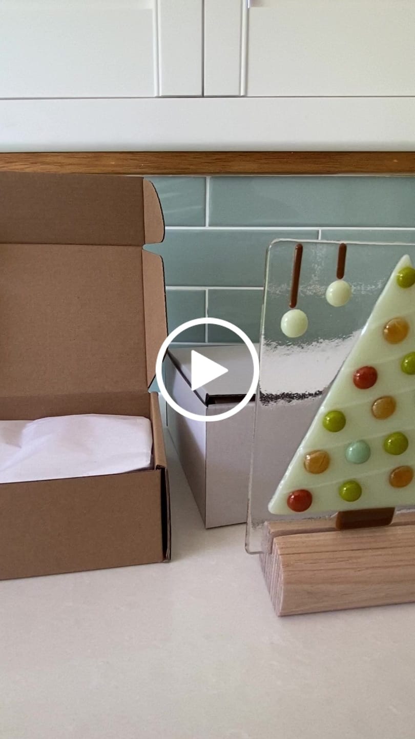 Customer video review of 220 x 160 x 77mm A5 Diecut White Mailing Box B38