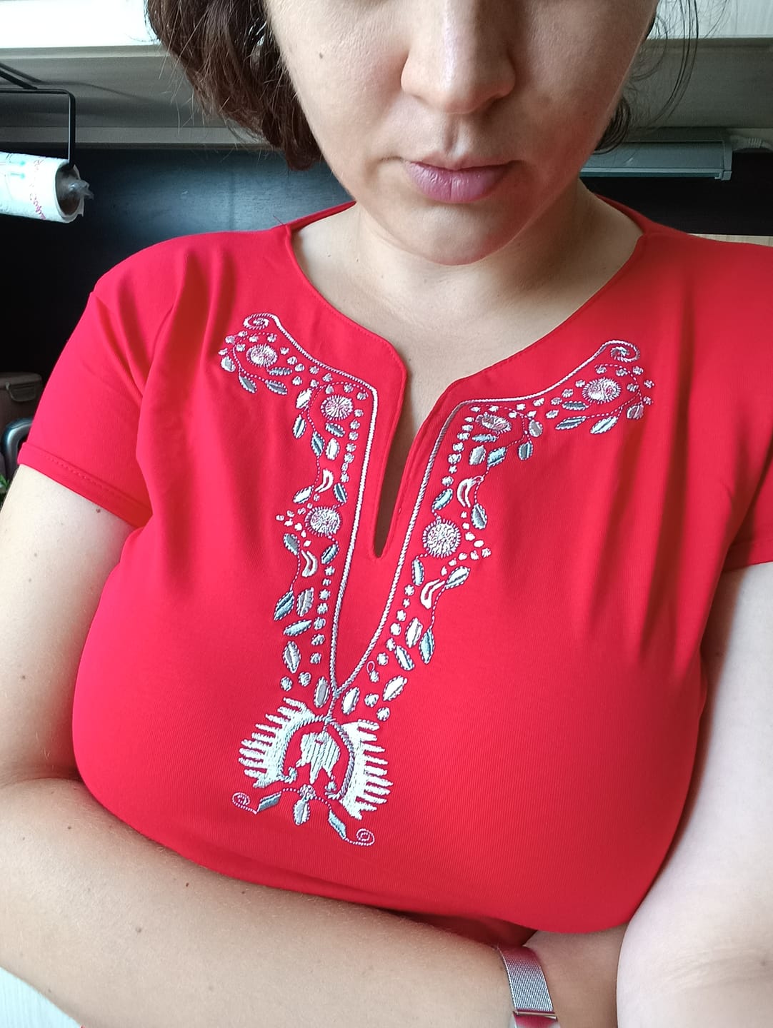 Customer photo review of Червена дамска тениска с V-деколте бродирана с шевица "Плодородие"