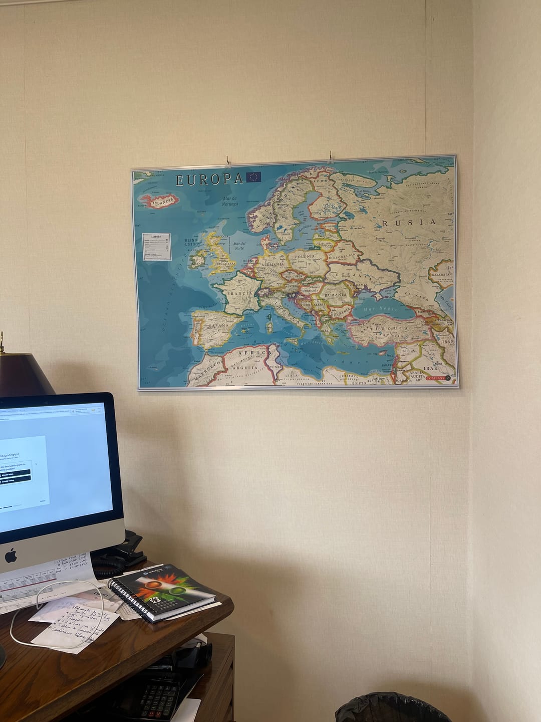 Customer photo review of Mapa del Mundo Político con Banderas y Europa 2023 - Lámina