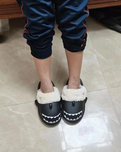 Customer photo review of Happy™ PlushSlippers - Skridsikker Vinter Haj-slides