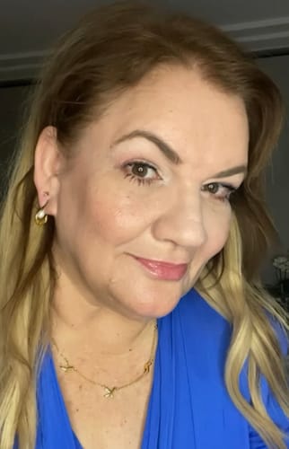 Customer photo review of Molto Kiss Necklace