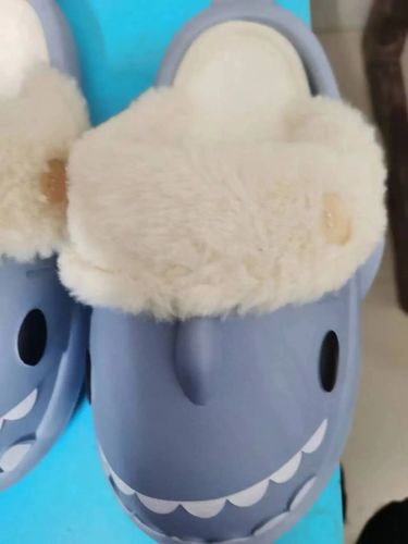 Customer photo review of Happy™ PlushSlippers - Skridsikker Vinter Haj-slides
