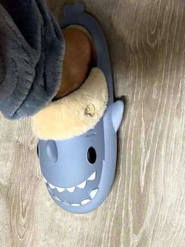 Customer photo review of Happy™ PlushSlippers - Skridsikker Vinter Haj-slides