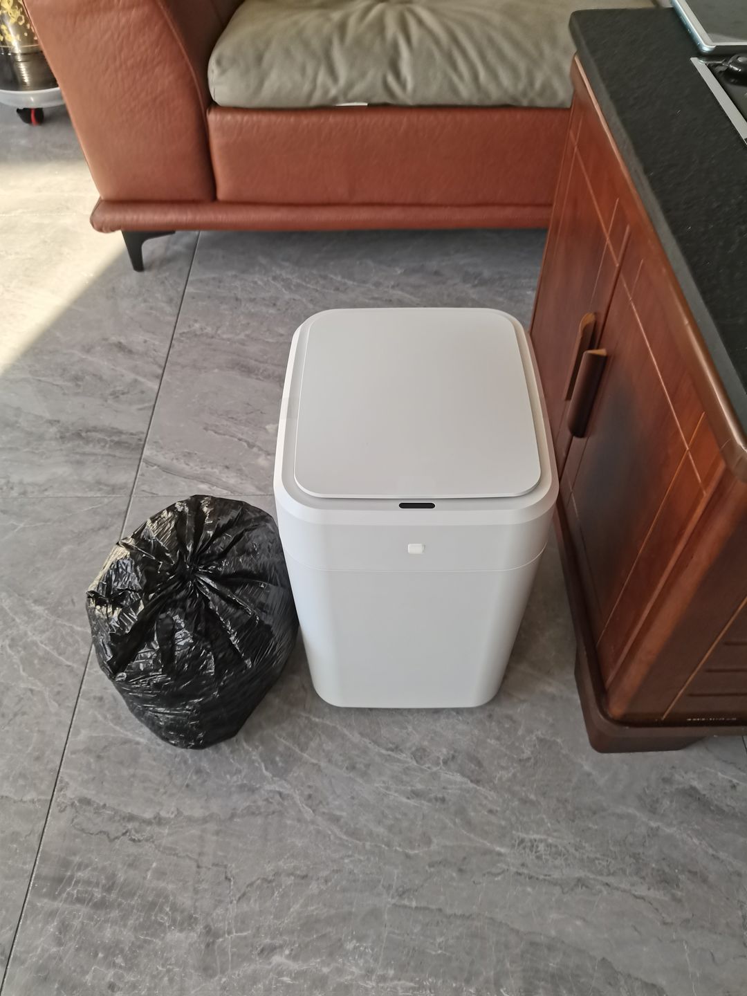 Customer photo review of Numi B1 Self-Sealing Self-Changing Smart Bin