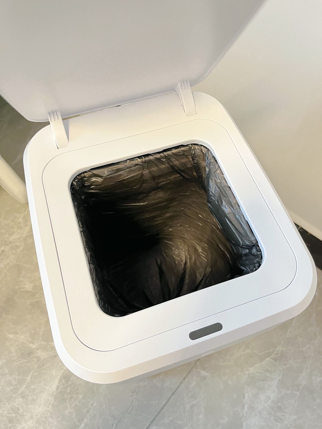 Customer photo review of Numi B1 Self-Sealing Self-Changing Smart Bin