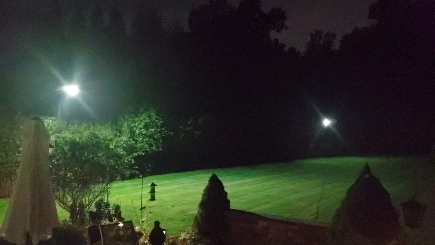 Customer photo review of Bright 400 W solar powered street lights for parking lots