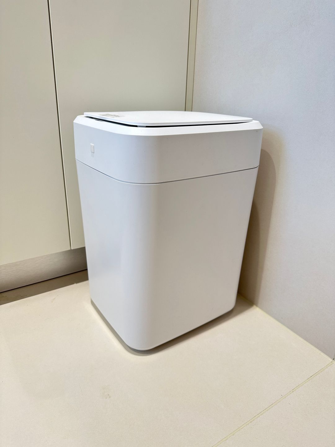 Customer photo review of Numi B1 Self-Sealing Self-Changing Smart Bin