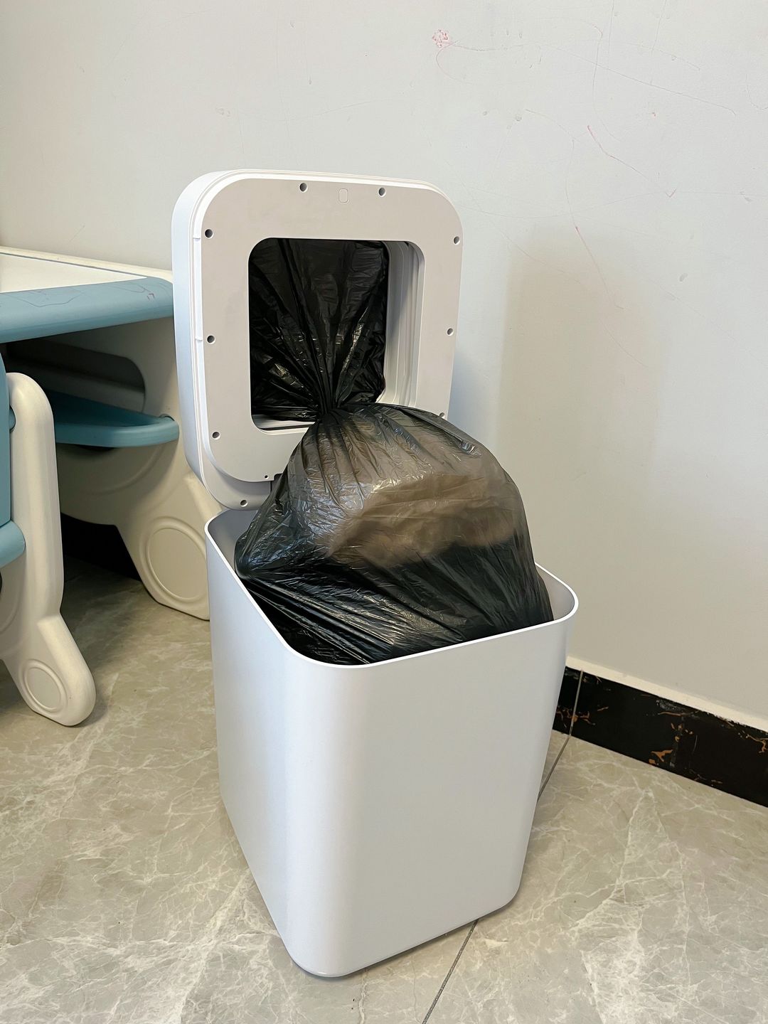 Customer photo review of Numi B1 Self-Sealing Self-Changing Smart Bin