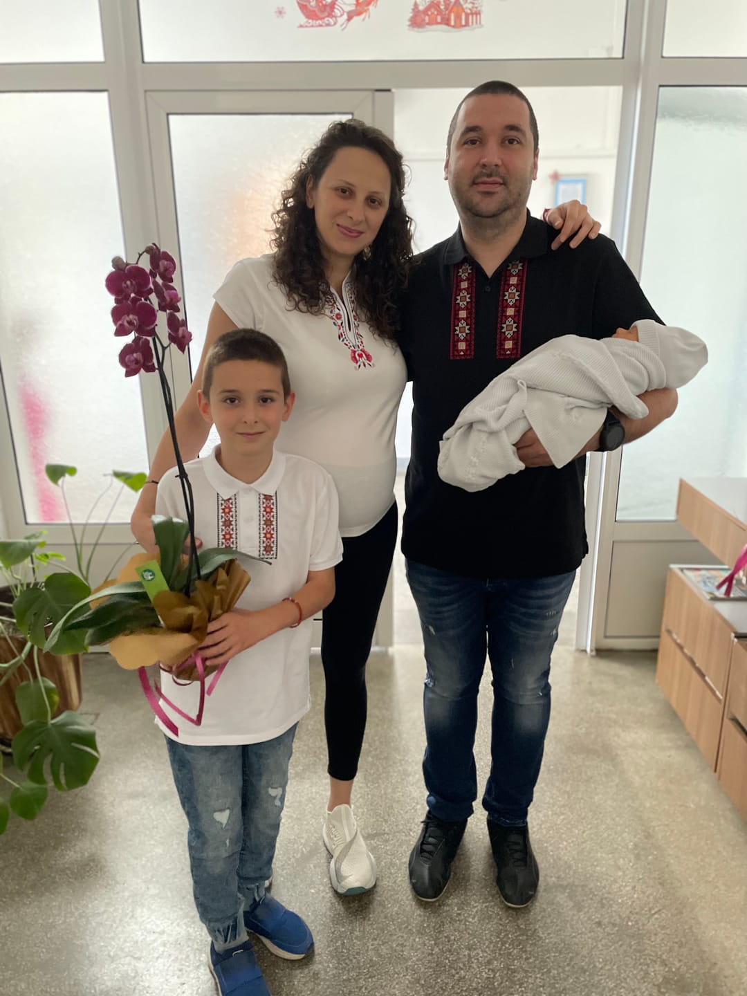 Customer photo review of Дамска тениска с V-деколте бродирана с шевица "Плодородие"