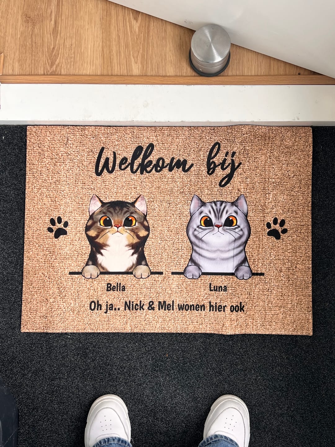 Customer photo review of Welkom bij nieuwsgierige katten - Gepersonaliseerde deurmat