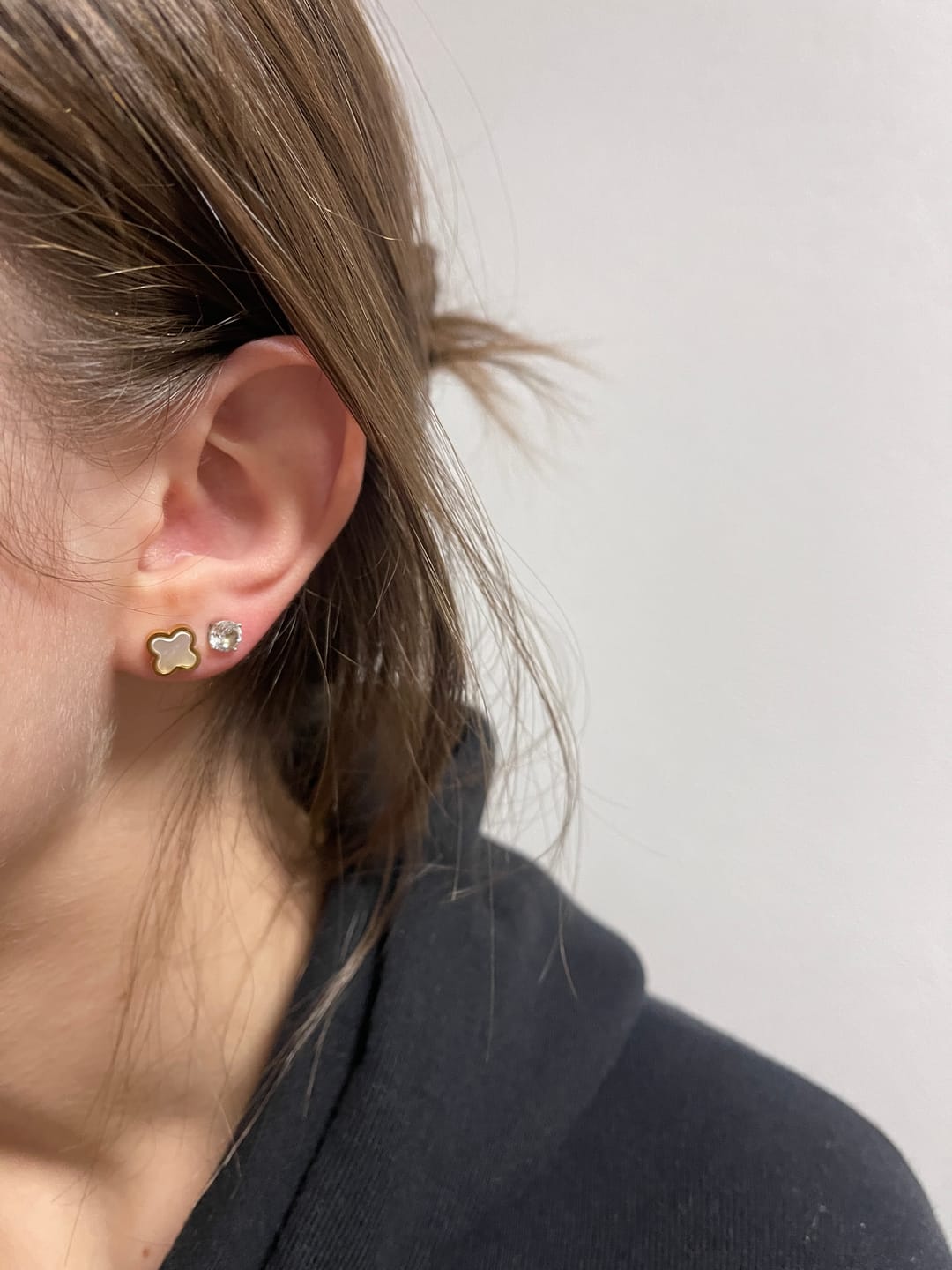 Customer photo review of Clover Perlmutt Ohrstecker | 18K vergoldet
