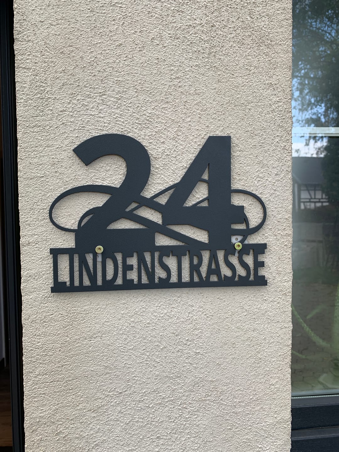 Customer photo review of Hausnummern-Türschild Ornamental Style einzeilig (personalisierbar)