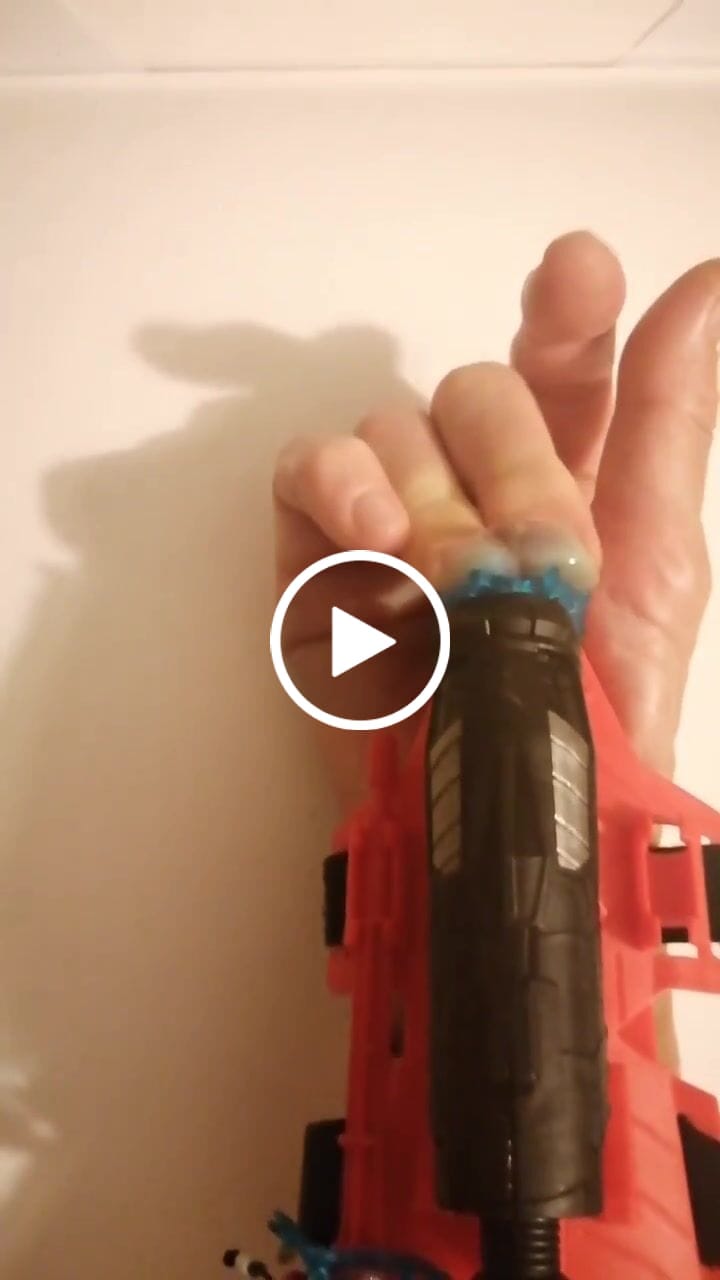 Customer video review of Pistolet Ventouse Homme-Araignée (+Costume Offert)