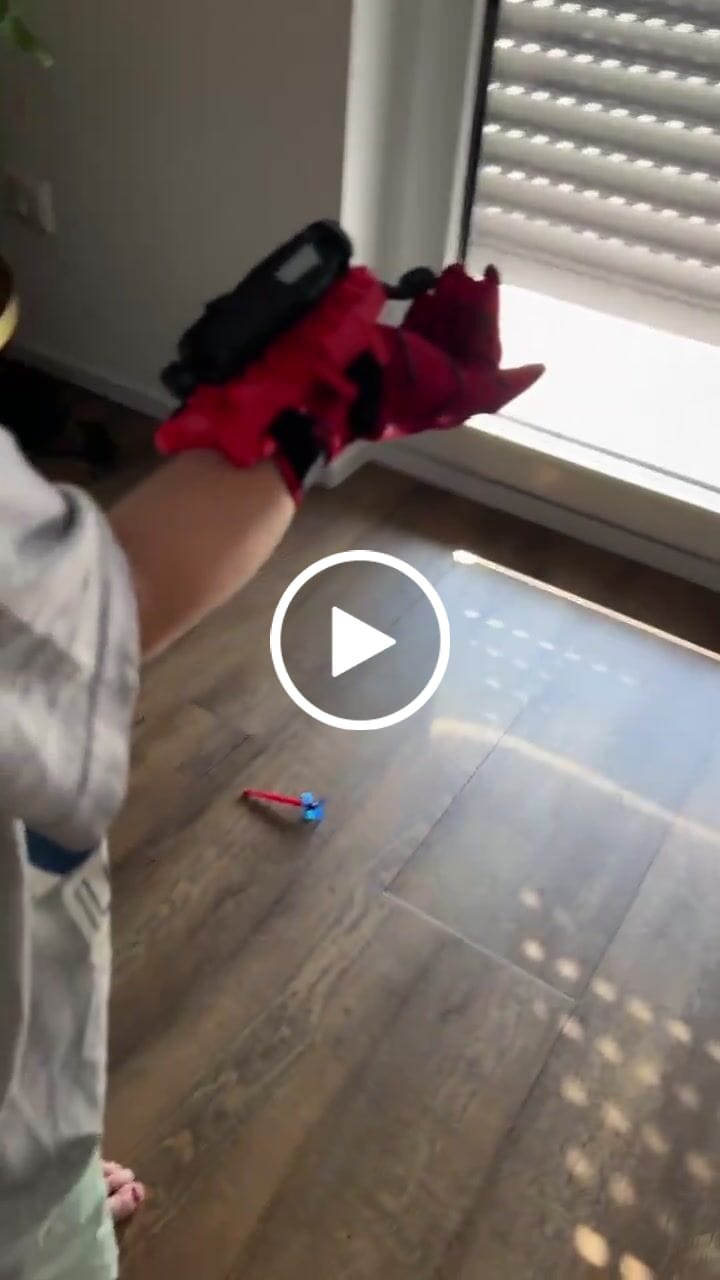Customer video review of Pistolet Ventouse Homme-Araignée (+Costume Offert)