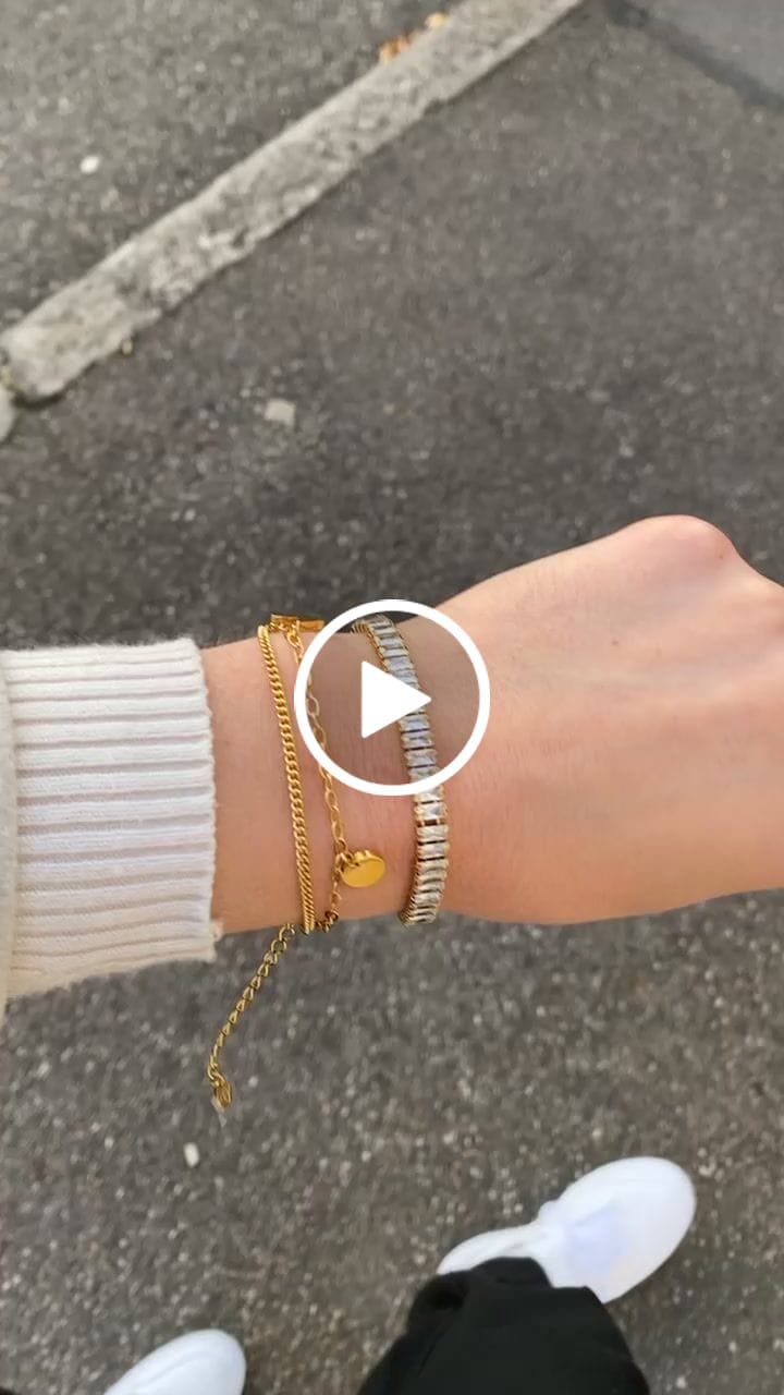 Customer video review of Crystal Butterfly Armband | 18K vergoldet