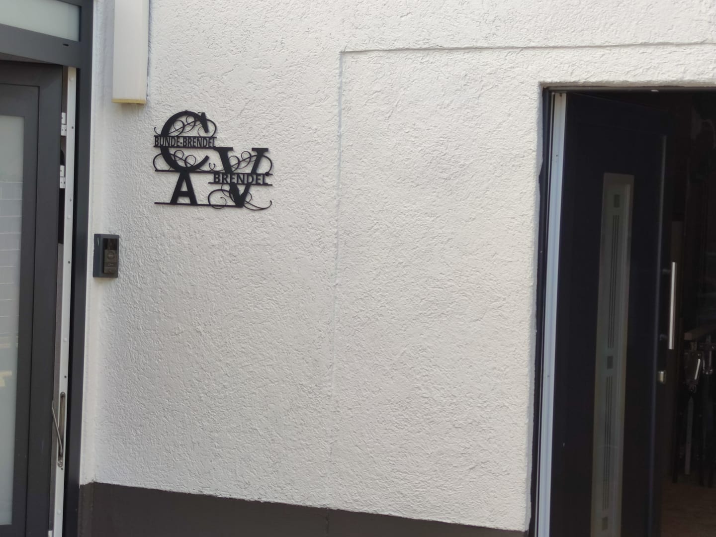 Customer photo review of Hausnummern-Monogramm zweizeilig mit Namensinitialien und kompletten Vor-und Nachnamen (personalisierbar)