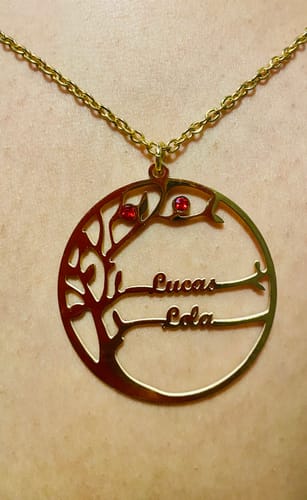 Customer photo review of Collier arbre généalogique personnalisable 2 à 6 prénoms et ses pierres de naissances