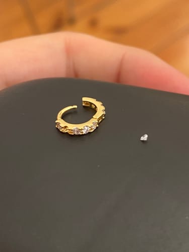 Customer photo review of Mini Huggie Hoop Ohrringe Gold