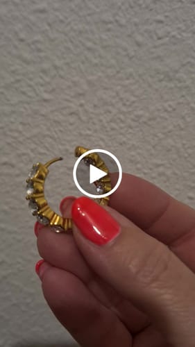 Customer video review of Bold Pave Huggie Hoop Ohrringe - Large