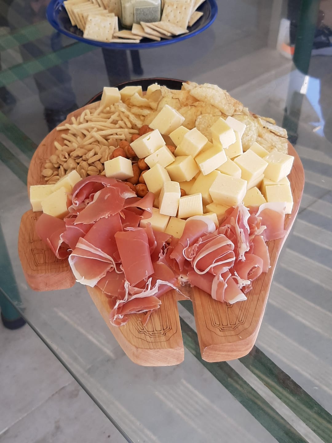 Customer photo review of Tabla de Asado y Picoteo Halcón M. (Madera Nativa y Cuero)