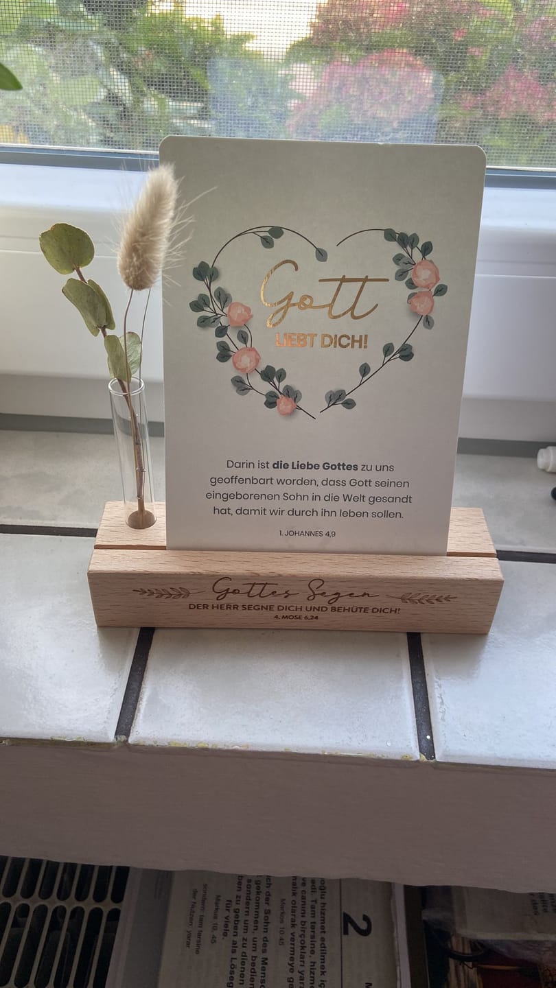 Customer photo review of Kartenhalter "Gottes Segen" mit Trockenblumen · Holzgravur · handmade · inkl. Postkarte