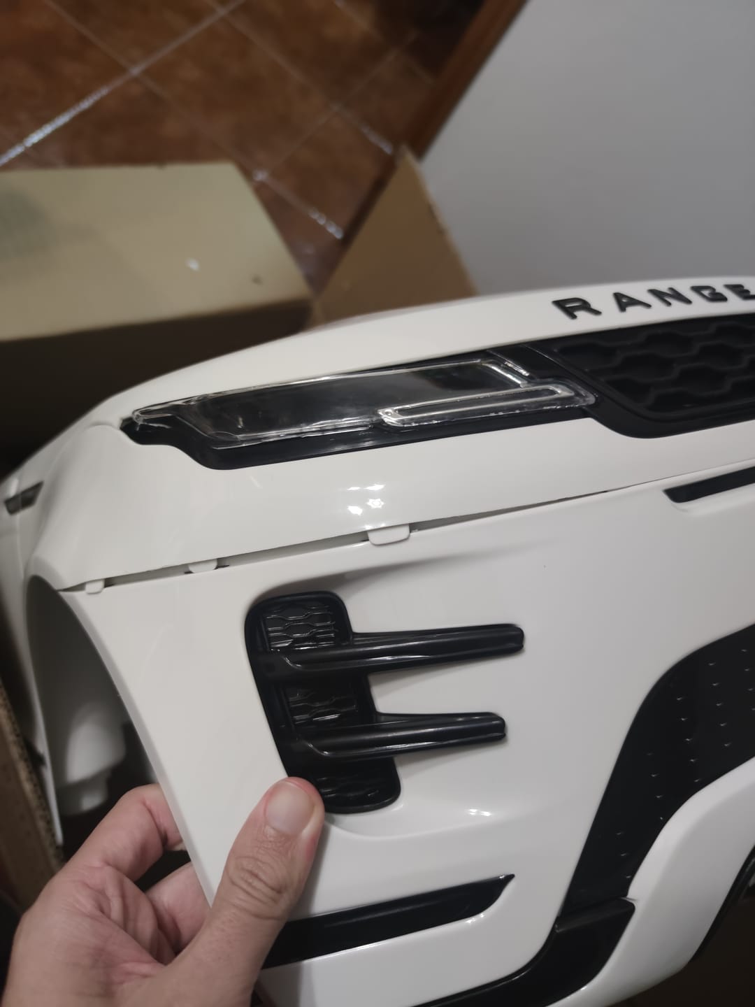 Customer photo review of Carro Elétrico para Criança RANGE ROVER EVOQUE 12v Branco c/ RODAS DE BORRACHA & ASSENTO EM PELE
