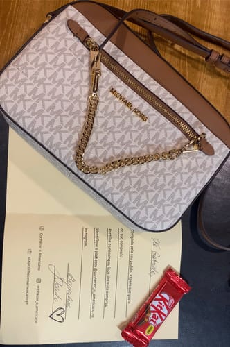 Customer photo review of Jet Set Large Logo Crossbody Bag (VANILLA color) - Disponível