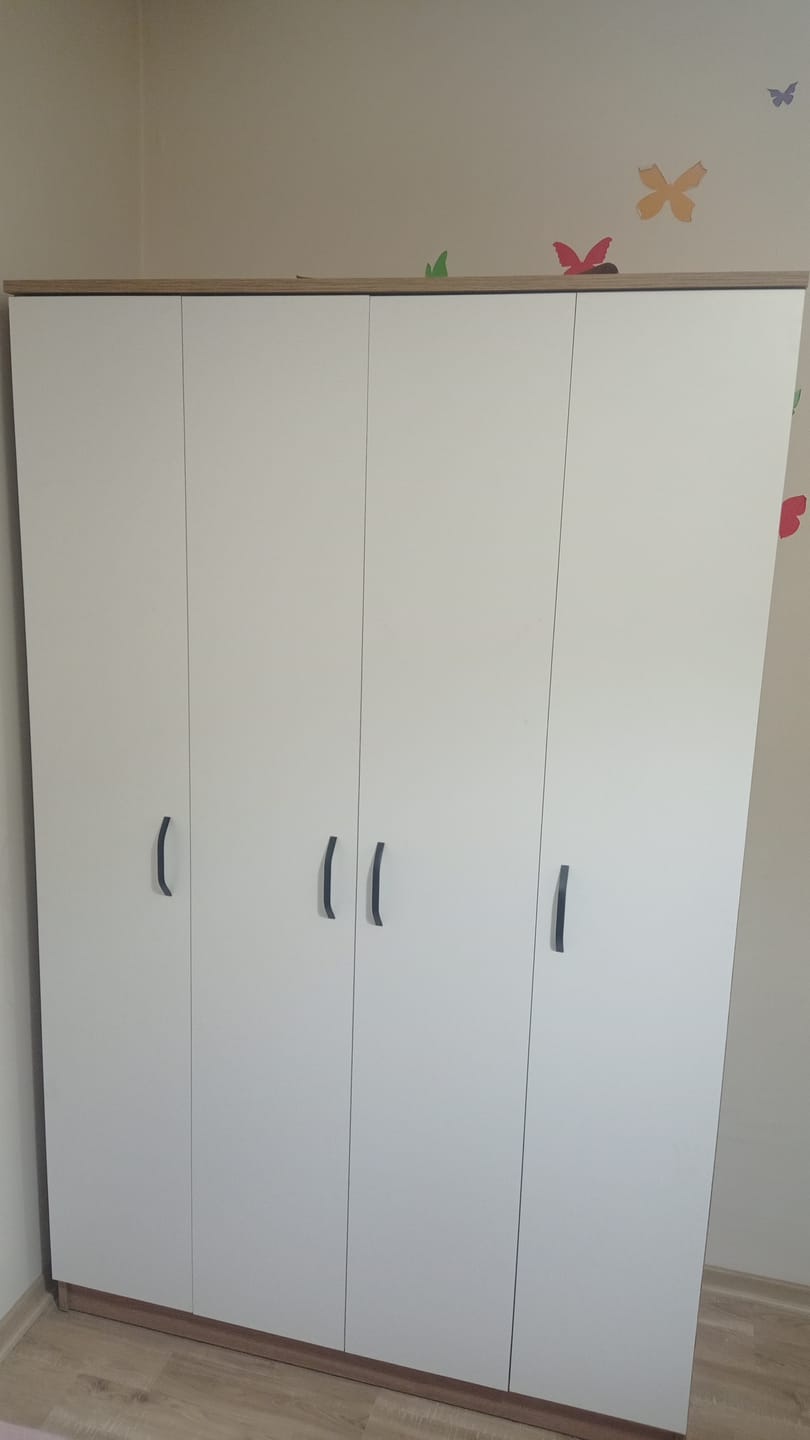 Customer photo review of Rani BA116 Geniş Gardırop Elbise Dolabı 4 Kapaklı 12 Raflı 2 Askılı Sepet Ceviz - Beyaz