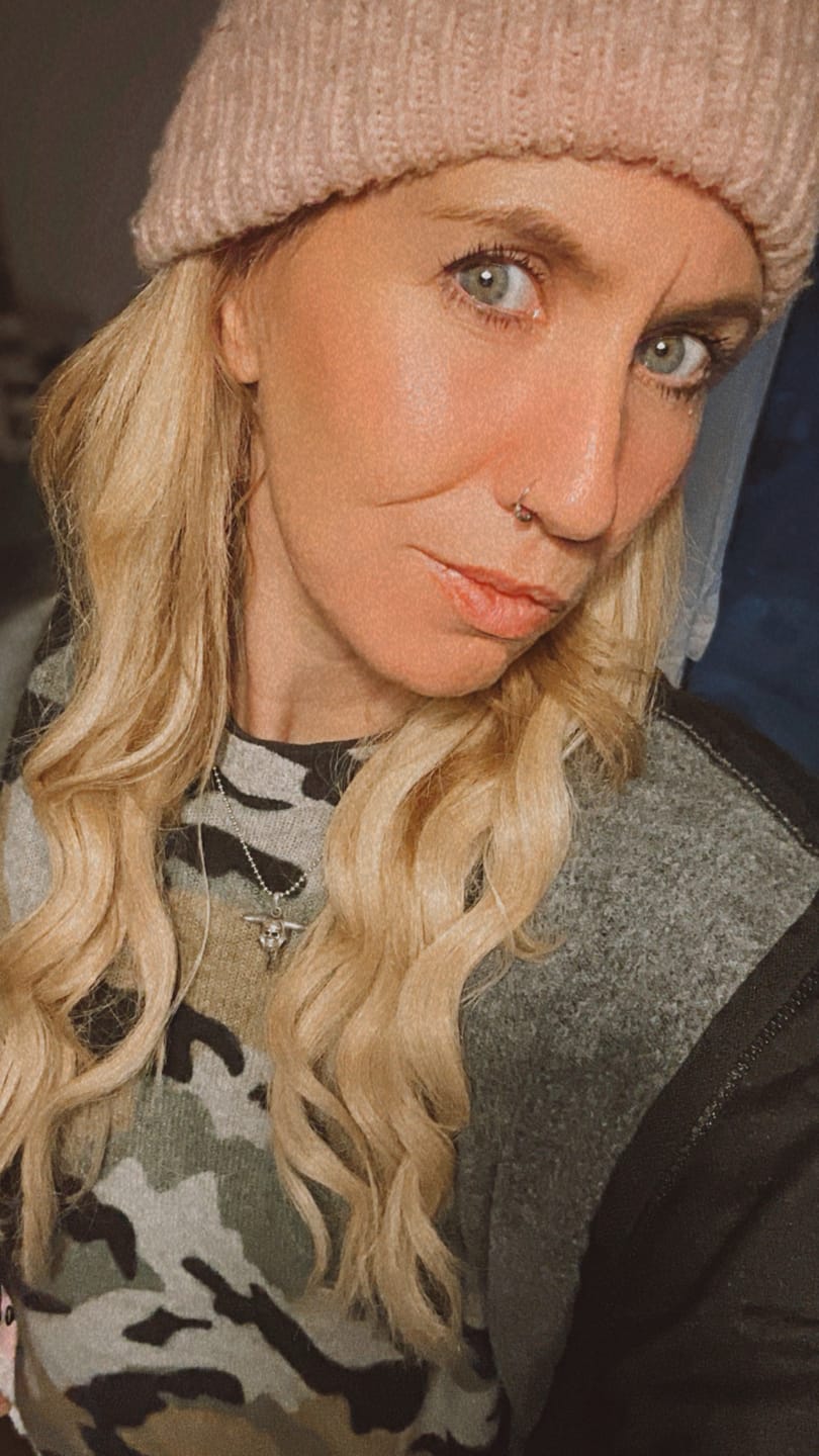 Customer photo review of 18" Seamless Five Piece Clip-in Human Hair Extension (105g)