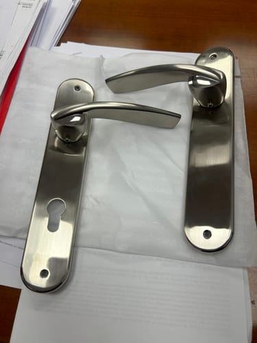 Customer photo review of Manilla modelo '440' con placa ovalada de zamak en acabado níquel satinado para puertas