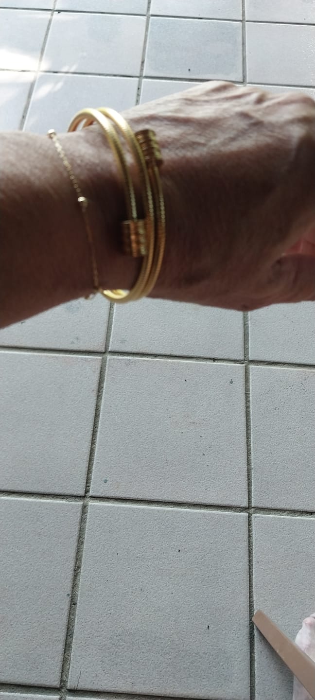 Customer photo review of Bracelete Espiral Tríplice Banhada em Ouro 18K