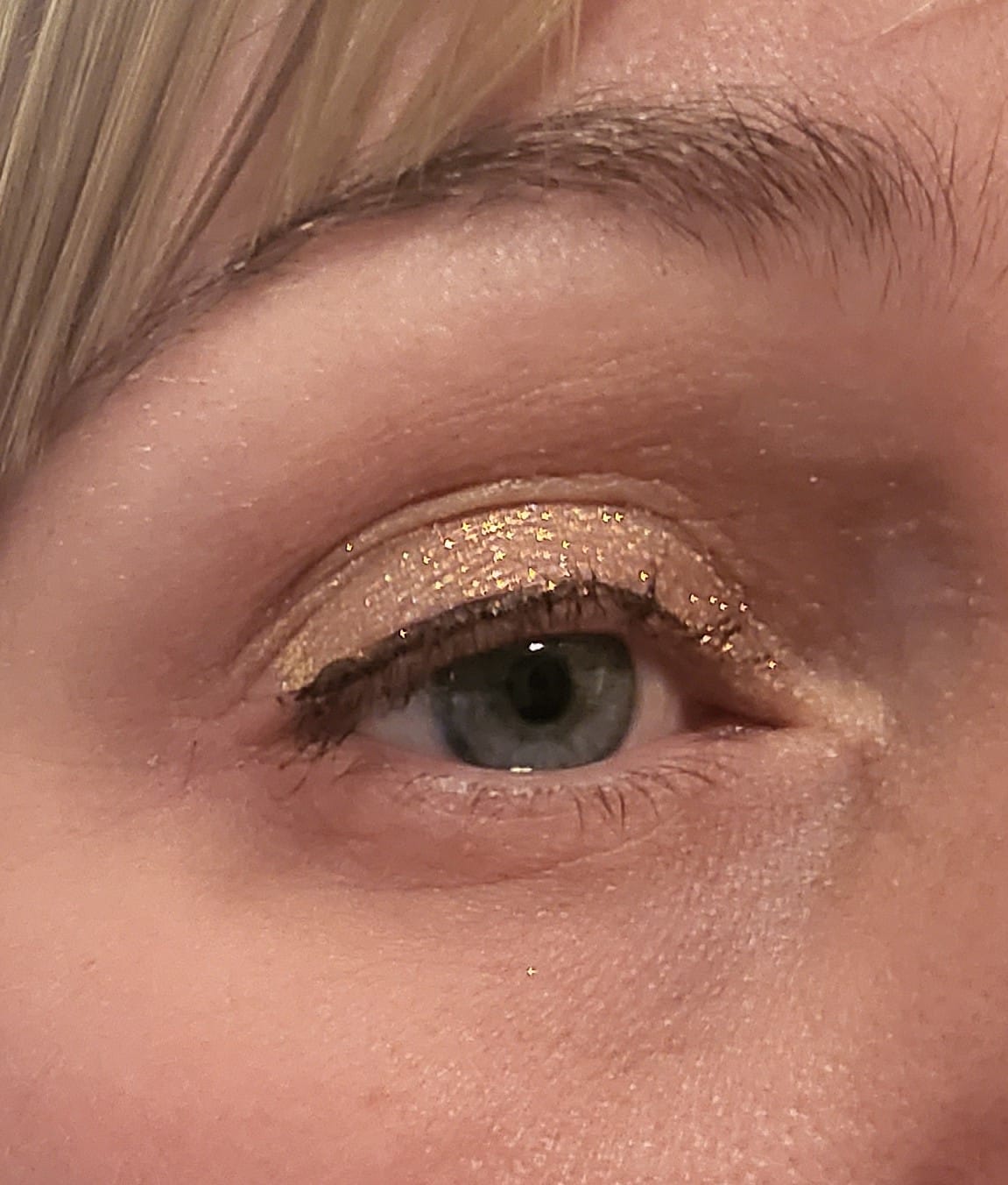 Customer photo review of Holographic liquid glitter eyeshadow - Apricot