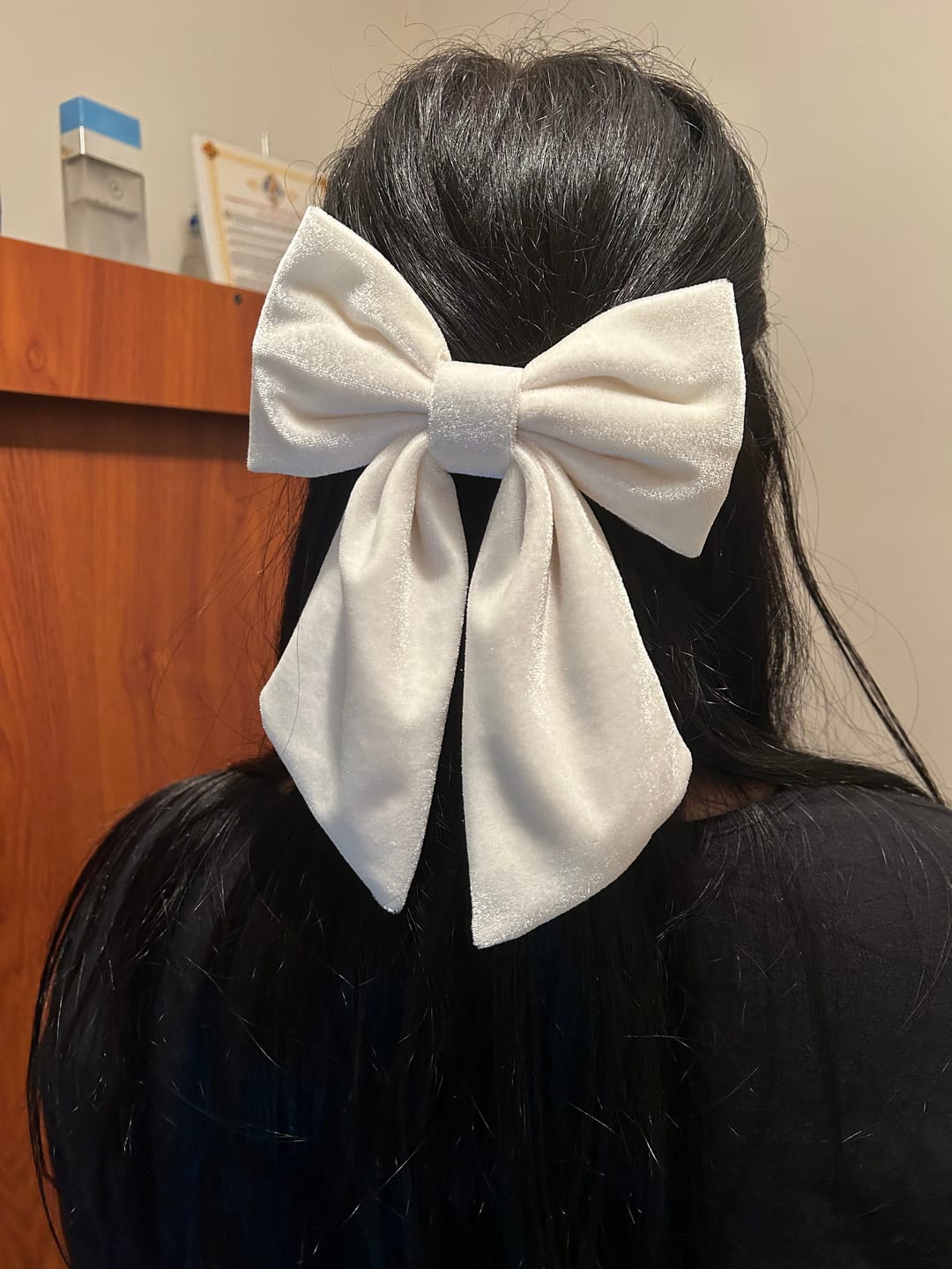 Customer photo review of Moño - Large cream velvet Bow