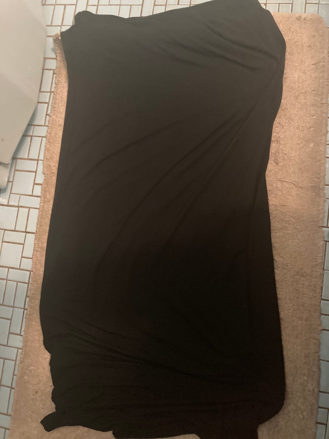 Customer photo review of MODAL MIDI SLIM SKIRT (BLACK)