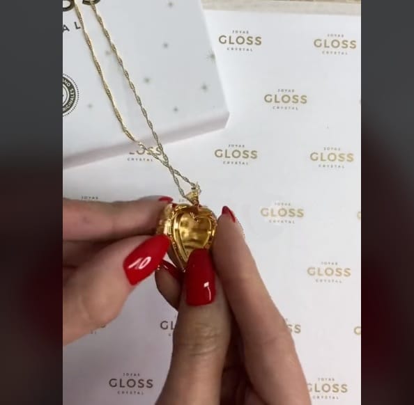 Customer photo review of Collar Relicario Corazón Oro