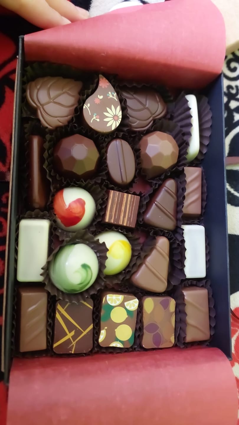 Customer photo review of Caja 22 bombones